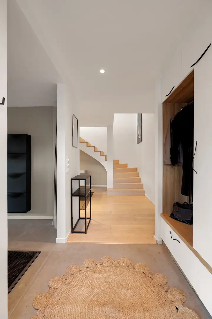 Velkommen inn! Det første som møter deg er dette fine inngangspartiet som leder til stor garderobe og vindere inn til bl.a. spisestue og kjøkken