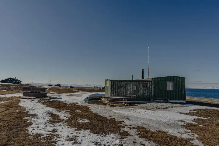 Hytta ligger ca. 10 meter fra hovedveien og har endel adkomst