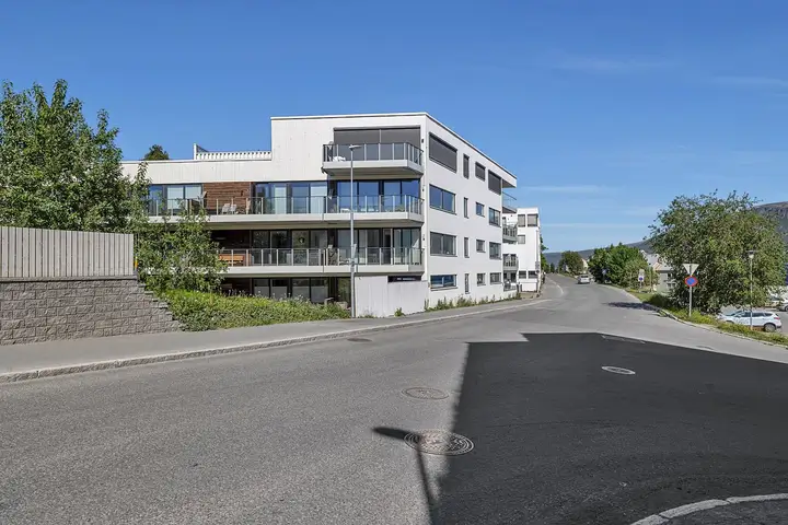 Boligen ligger på Mellomvegen i øvre del av Tromsø sentrum