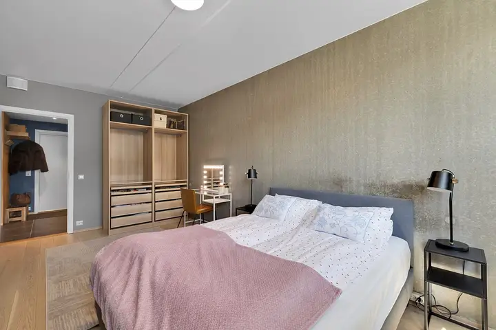 Leiligheten har 2 gode soverom. Bildet viser hovedsoverommet som er på ca. 16m2