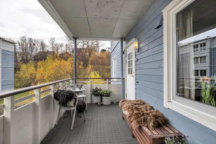 Inngangspartiet er via privat veranda hvor du nyter flott utsikt og kveldssolen