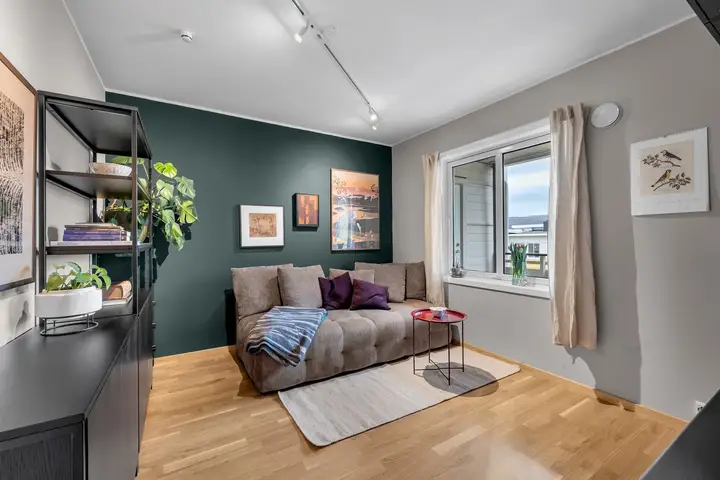 Boligens første soverom er på ca. 11m2 og har vindu mot nord